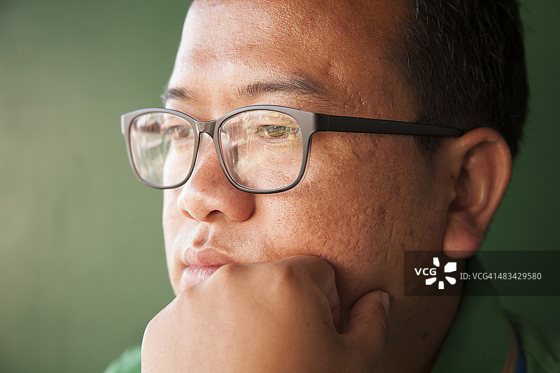 肖像。来自印度那加兰邦的印度男子在家中。特写。图片素材