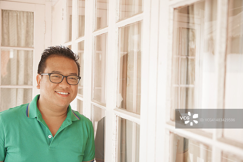 肖像。来自印度那加兰邦的印度男子在家中。特写。图片素材