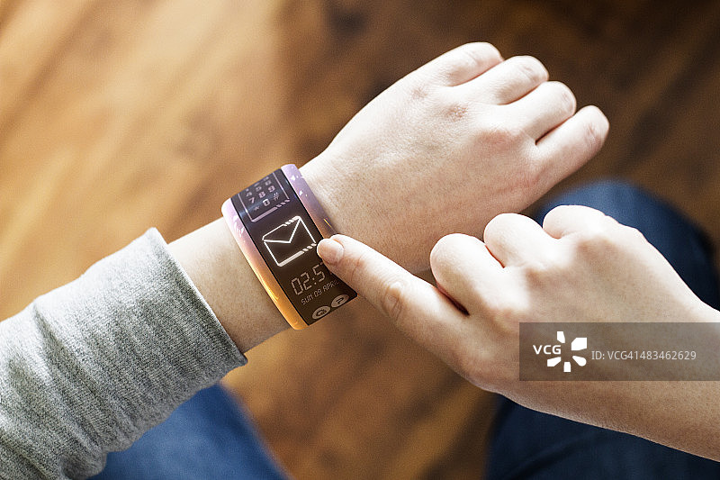 显示电子邮件图标的互动手表图片素材