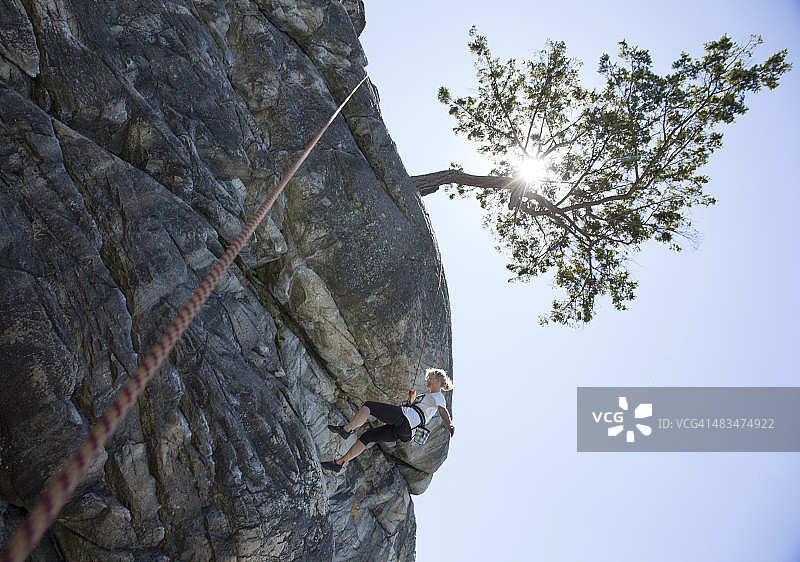 向上看攀岩绳索，女人攀爬/坠落图片素材