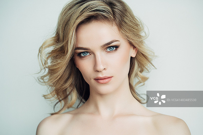 化妆的美女图片素材