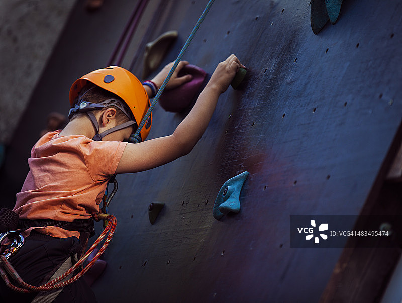 攀岩男孩图片素材
