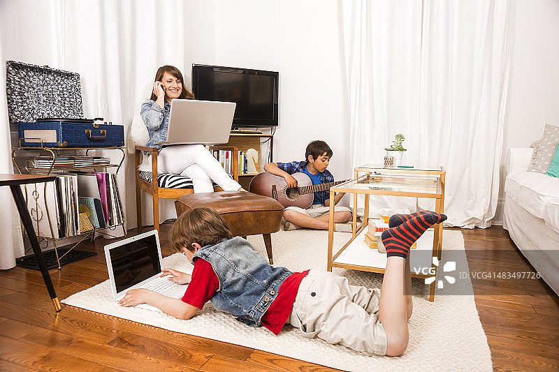 在家带孩子工作图片素材