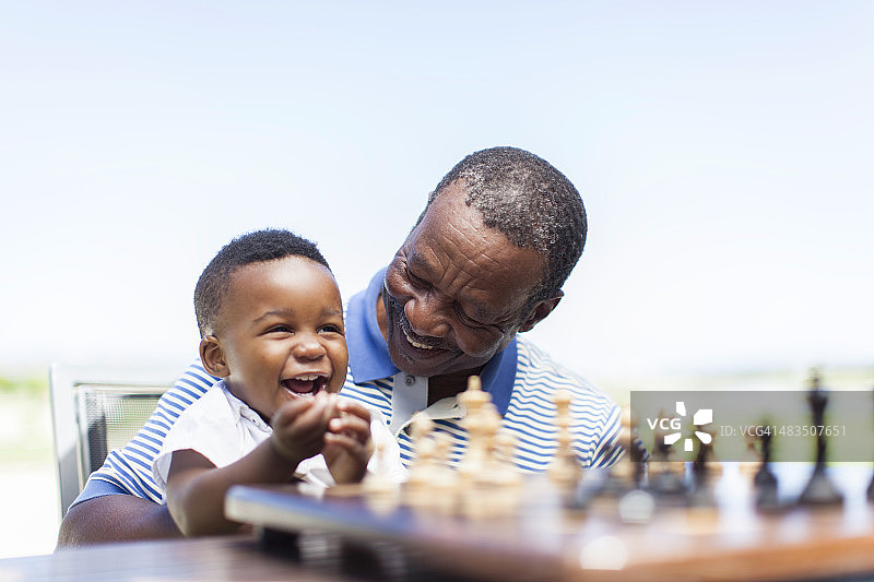 非洲爷爷和孙子下棋图片素材