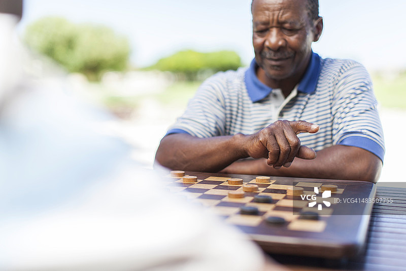 准备行动的非洲老人图片素材