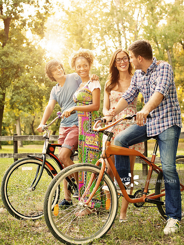 在公园里骑自行车的快乐朋友们图片素材