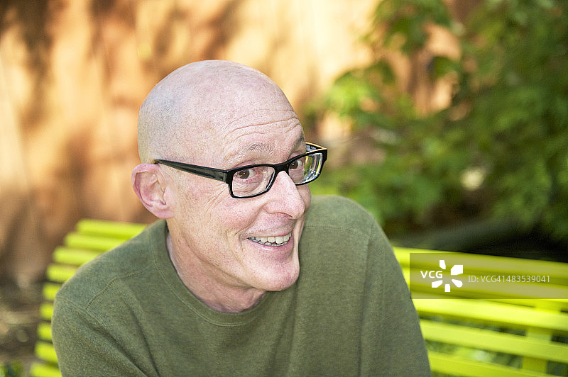 快乐的秃顶老人图片素材