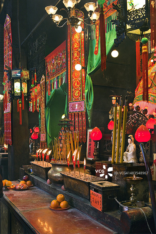 祭坛上的香烛和祭品图片素材