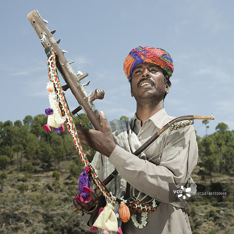 印度拉贾斯坦邦演奏传统乐器拉瓦那哈他的民间音乐家图片素材