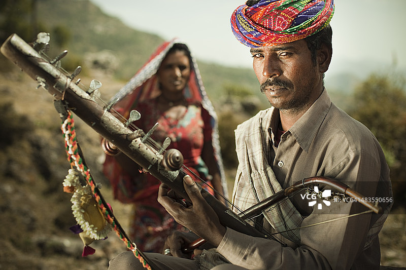 印度拉贾斯坦邦的民间音乐家在山丘上演奏拉瓦纳哈塔琴图片素材