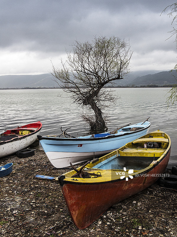 布尔萨乌鲁阿巴特湖的淡水渔船图片素材