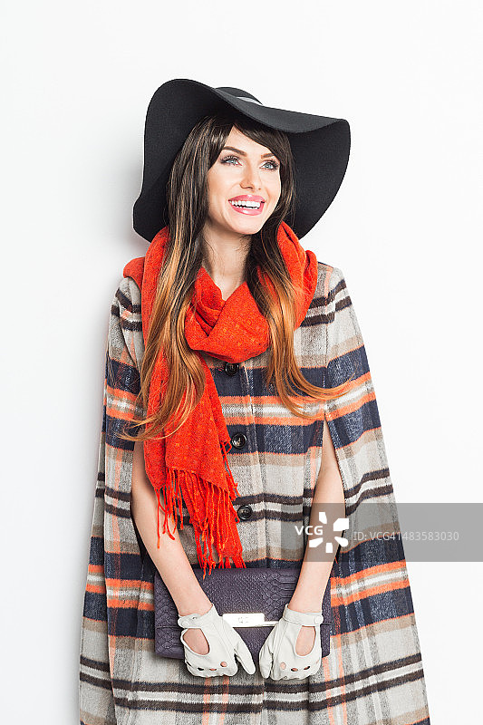 戴着披肩和帽子的时髦年轻女子秋季肖像图片素材