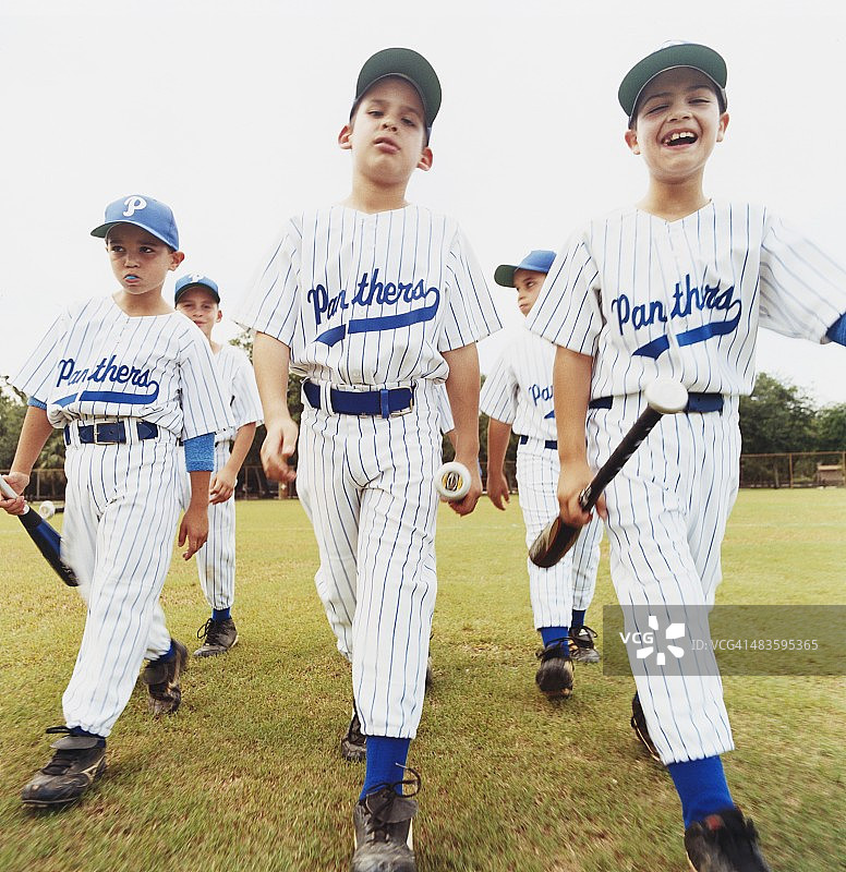 在球场上行走的小联盟球员图片素材