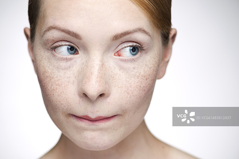 咬嘴唇的年轻女人图片素材