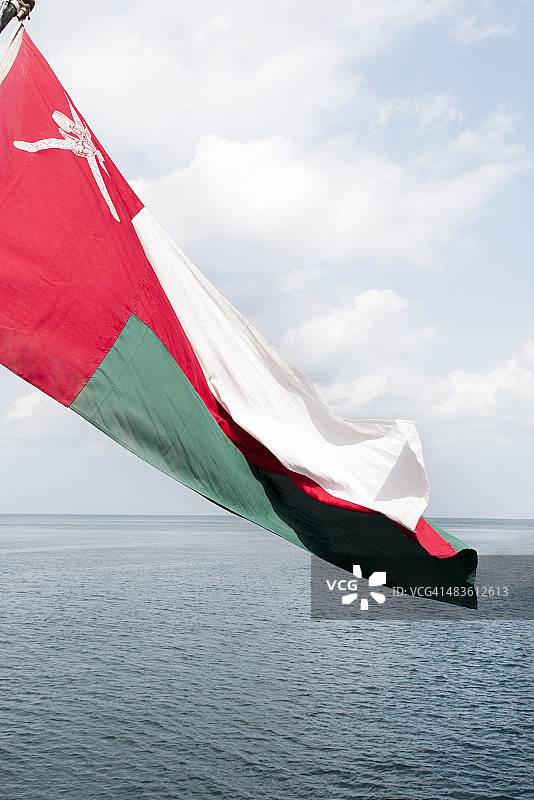 在微风中飘扬的阿曼国旗图片素材