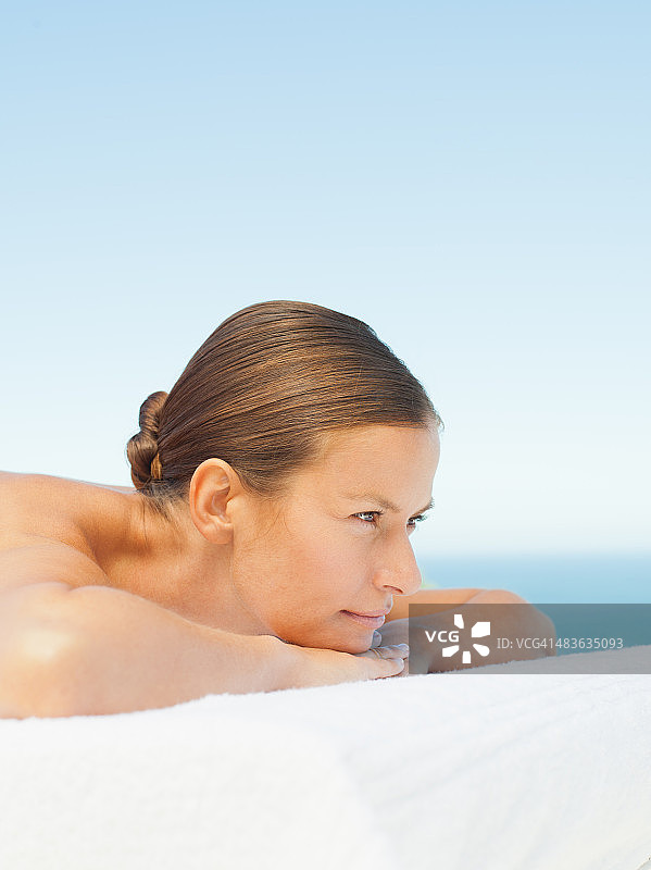 女人躺在按摩台上图片素材