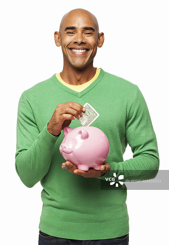 男人往存钱罐里放钱 - 独立图片素材