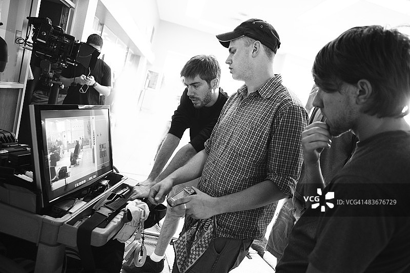 电影剧组观看监视器图片素材