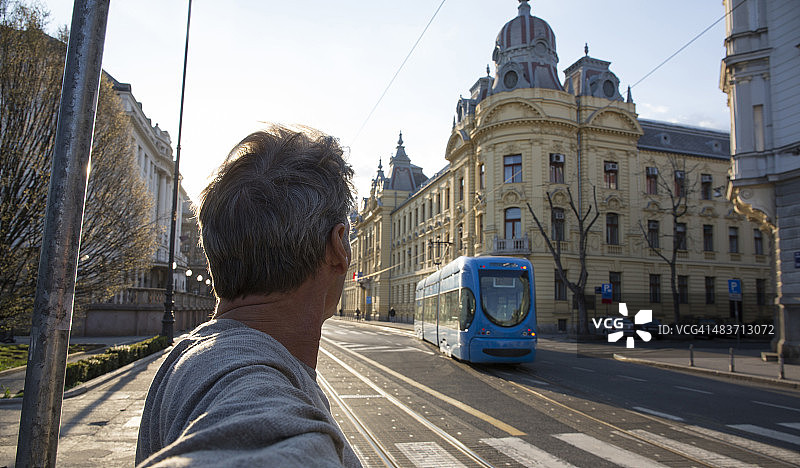 男人俯视着通往缆车的城市道路图片素材