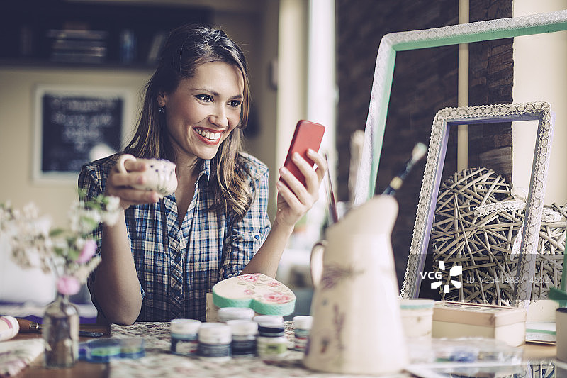 年轻设计师的咖啡休息时间图片素材