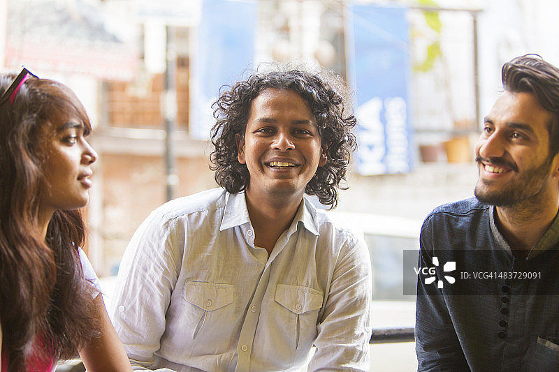 咖啡馆里的年轻人图片素材