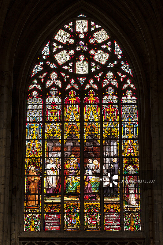布鲁塞尔大教堂彩色玻璃窗图片素材