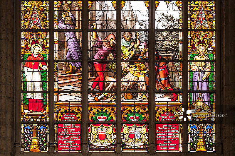 布鲁塞尔大教堂彩色玻璃窗图片素材