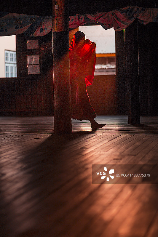 红袍僧侣在窗边图片素材