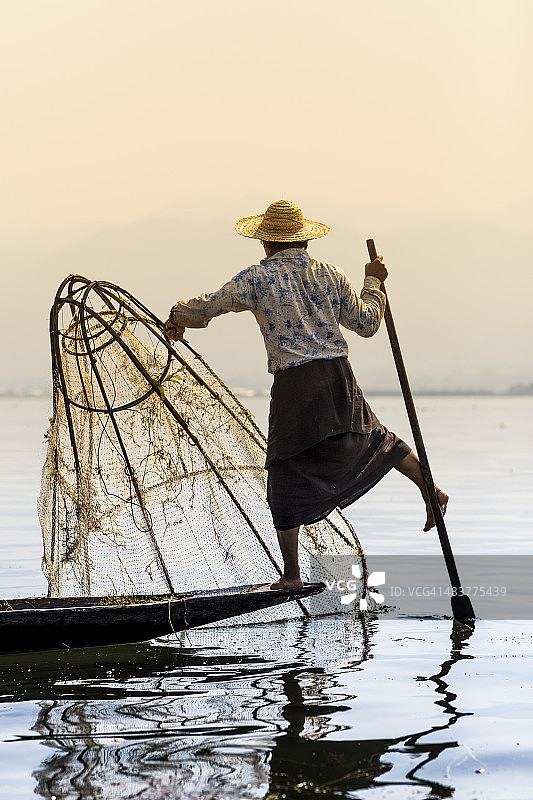 传统捕鱼与单脚划船图片素材