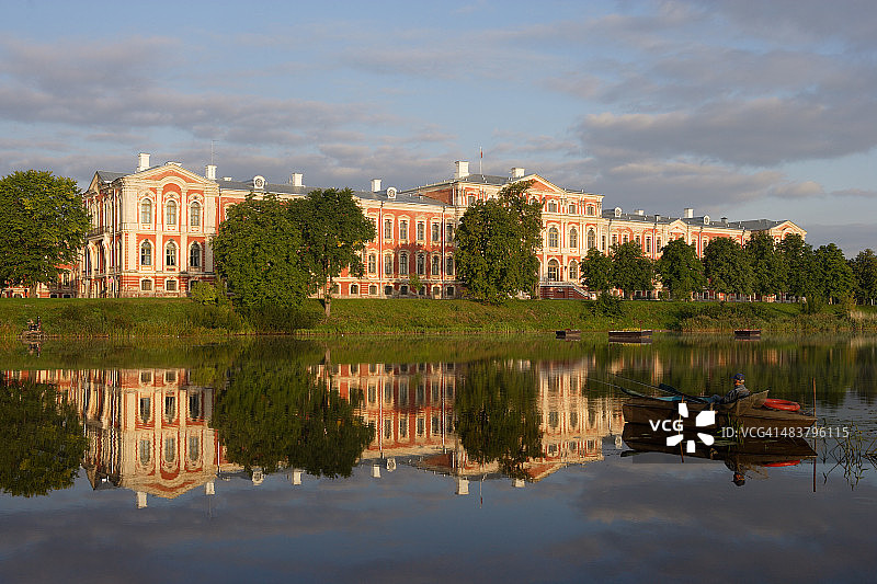 耶尔加瓦：利耶卢佩河上的垂钓者与米塔瓦宫图片素材