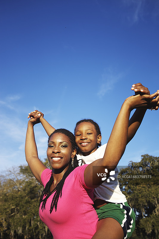 公园里的母亲和儿子图片素材