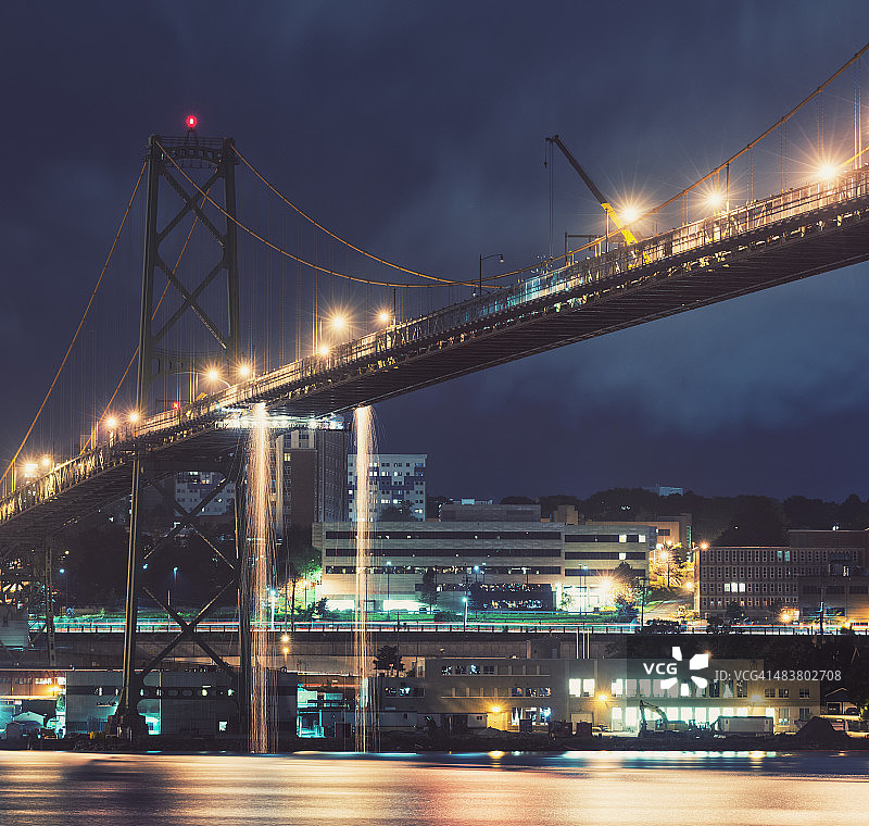 桥上掉落的火花图片素材