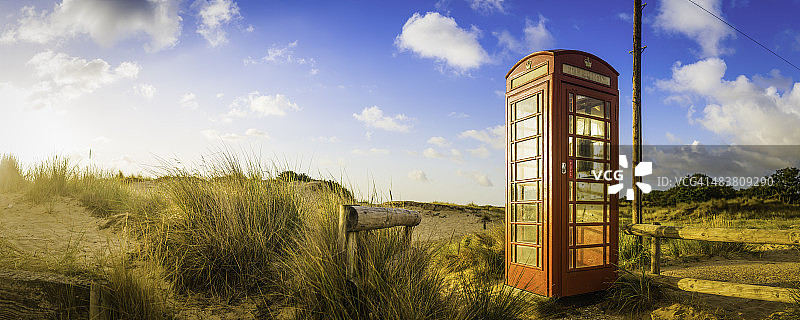 田园沙丘上的英式红色电话亭图片素材