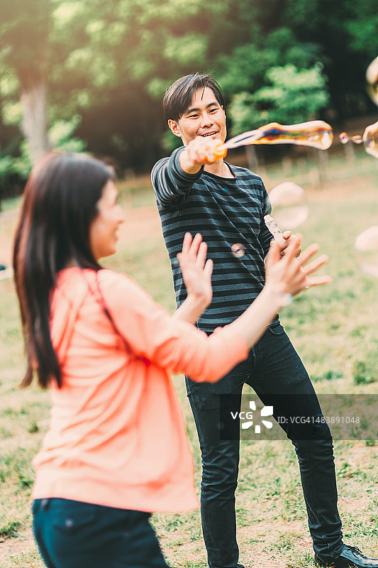 朋友们一起吹肥皂泡，享受乐趣图片素材