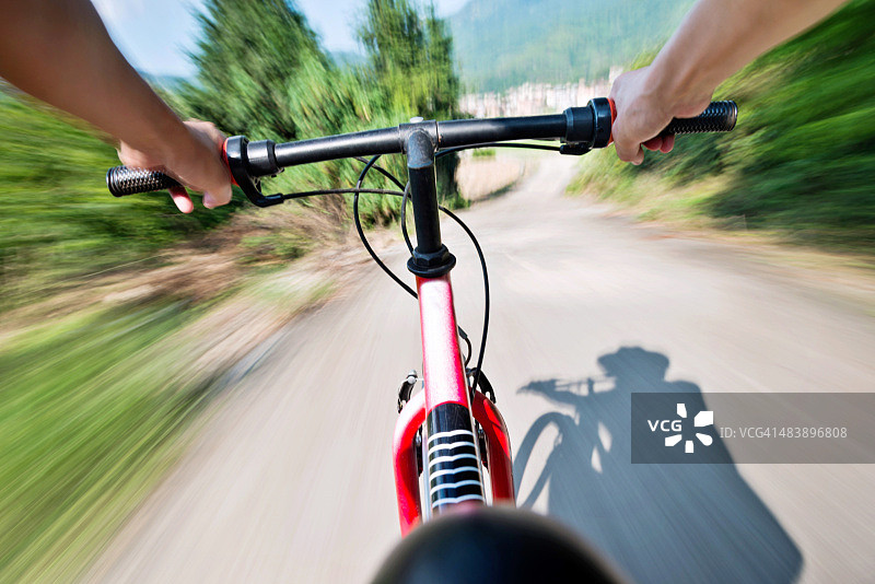 骑山地自行车飞驰图片素材