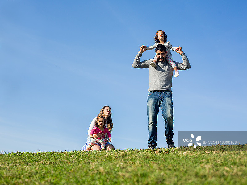 享受快乐的微笑的一家人图片素材