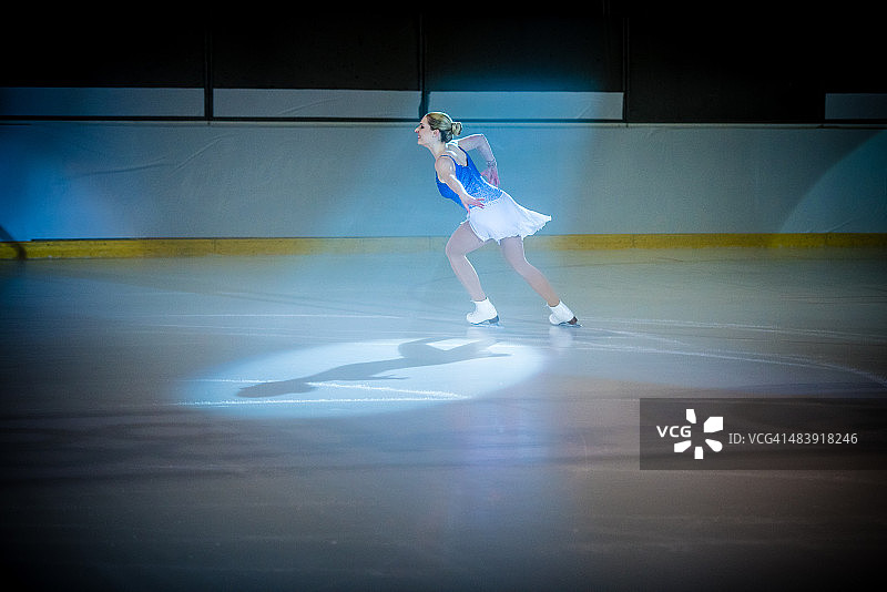 年轻女花样滑冰运动员表演图片素材