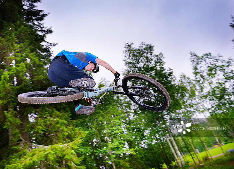 树林中的快速山地自行车跳跃图片素材
