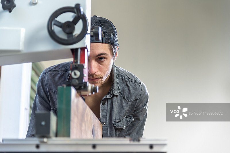 使用带锯的木工图片素材