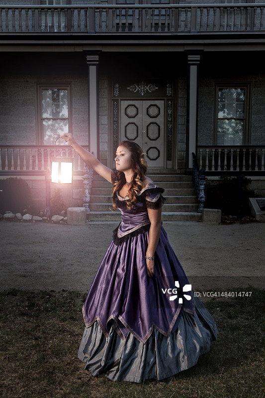 在豪宅外搜寻的维多利亚时期女士图片素材