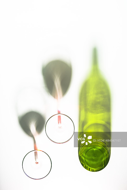 葡萄酒杯和酒瓶图片素材