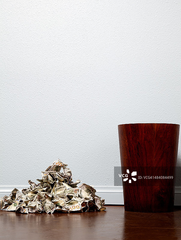 废纸篓旁的废弃纸币图片素材