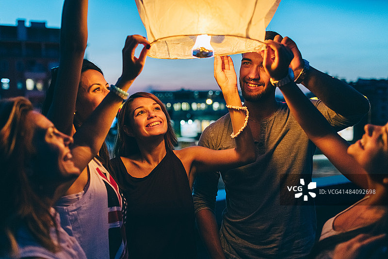 朋友们放天灯庆祝新年图片素材