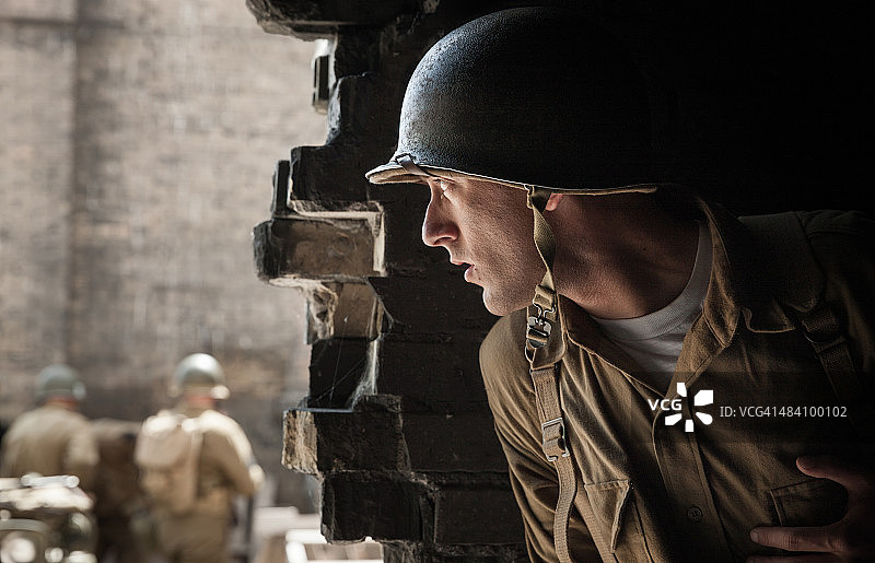 二战士兵隐藏在墙后图片素材