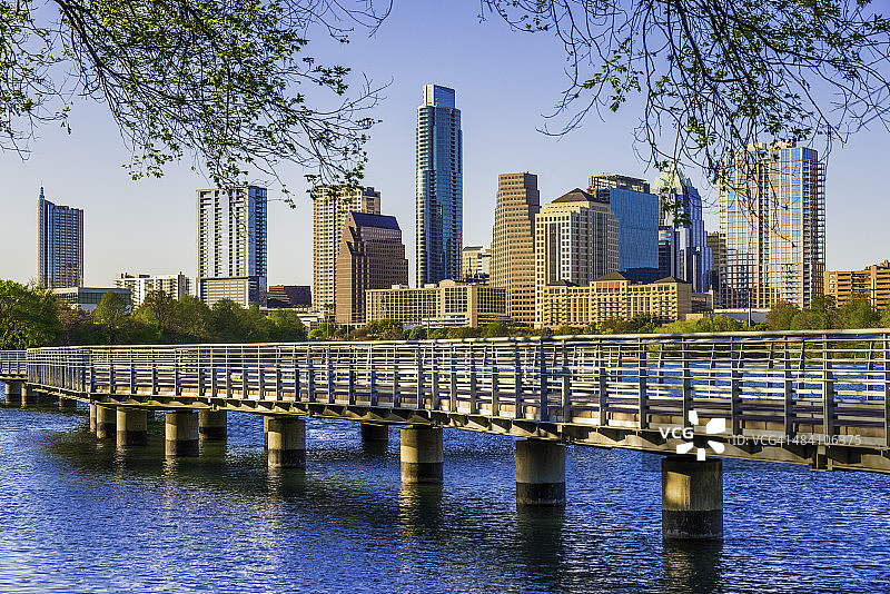 德克萨斯州奥斯汀市天际线：Lady Bird湖木板路图片素材