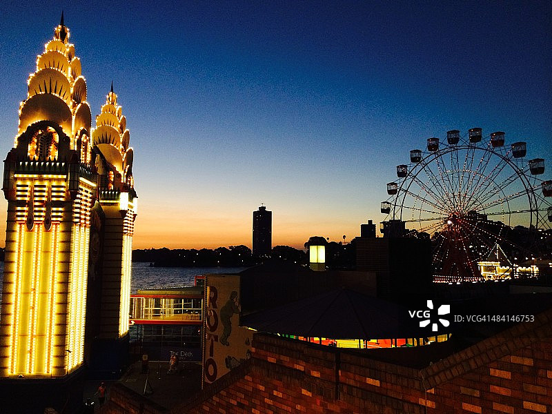 灯火通明，大城市!图片素材