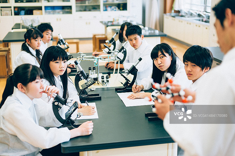 高中科学实验室课堂上，教师讲解分子图片素材