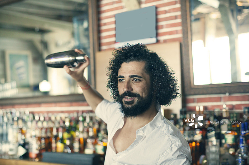 酒吧男招待图片素材