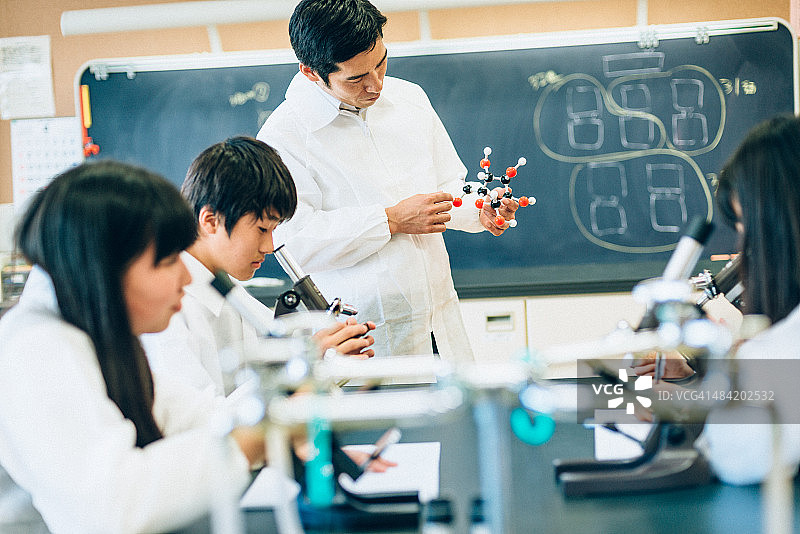 老师在高中科学实验室讲解分子图片素材