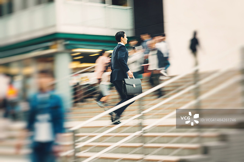 在街上奔跑的商人图片素材